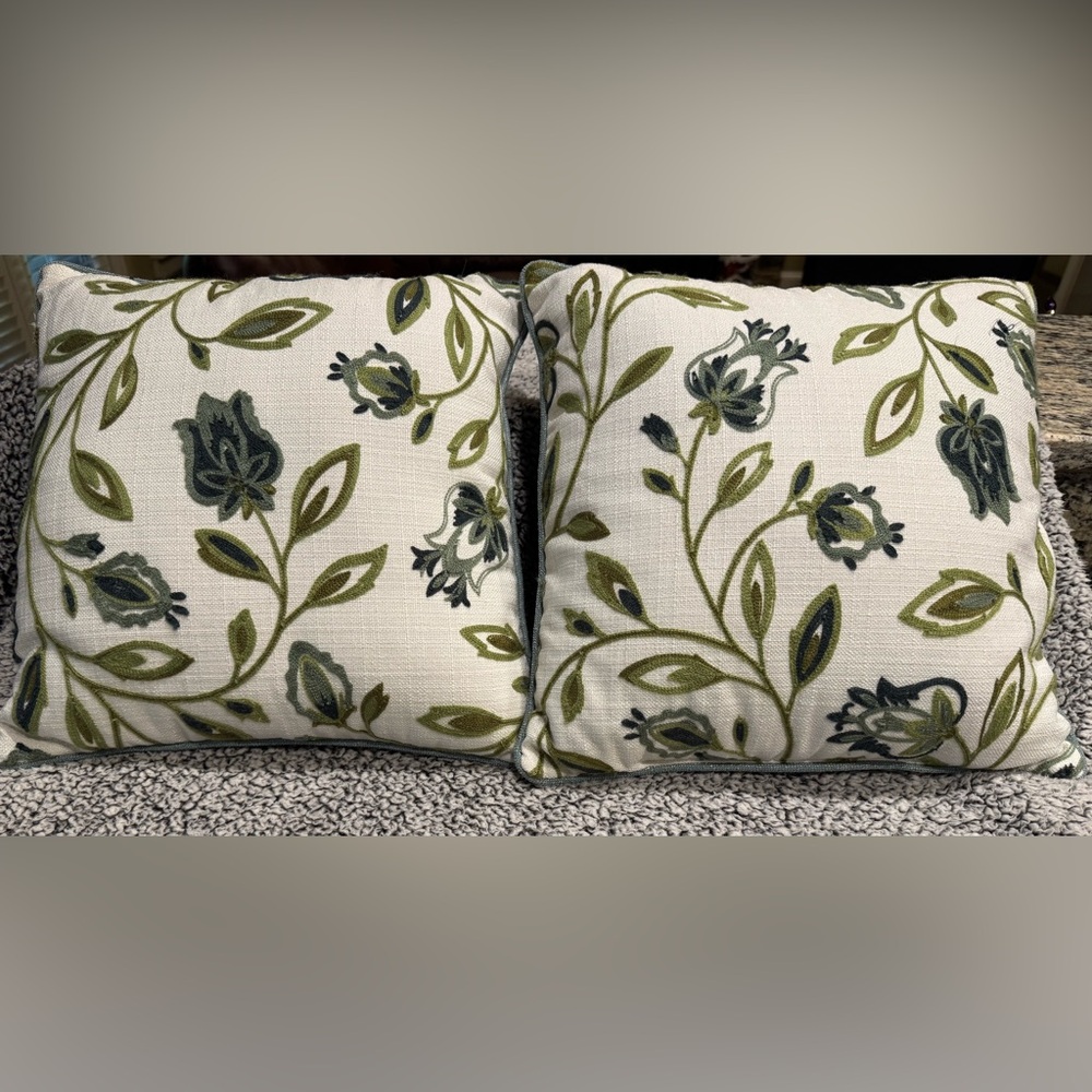 Two decorative pillows with green/blue tulip design. - Picture 4 of 5